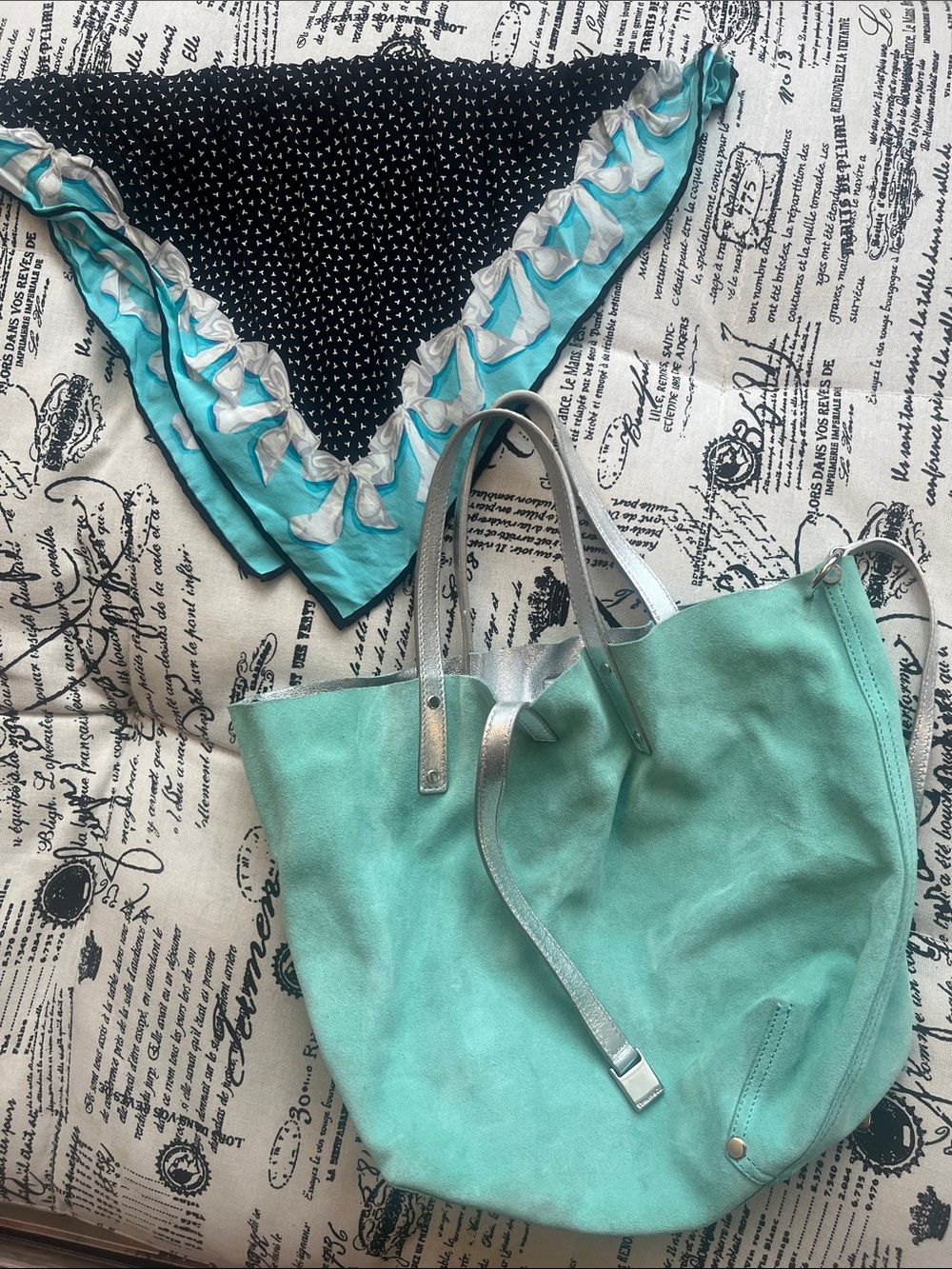 Tiffany & Co. Blue / Silver Reversible tote bag and signature bow pocket square